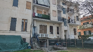 Bimbo caduto dal balcone: operato nella notte